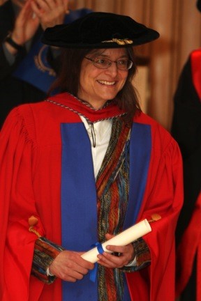 Janet Dench reçoit un doctorat honorifique
