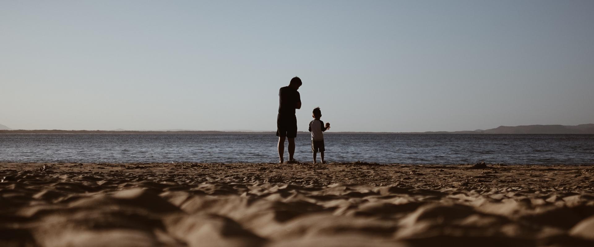 Enfant et adulte sur une plage